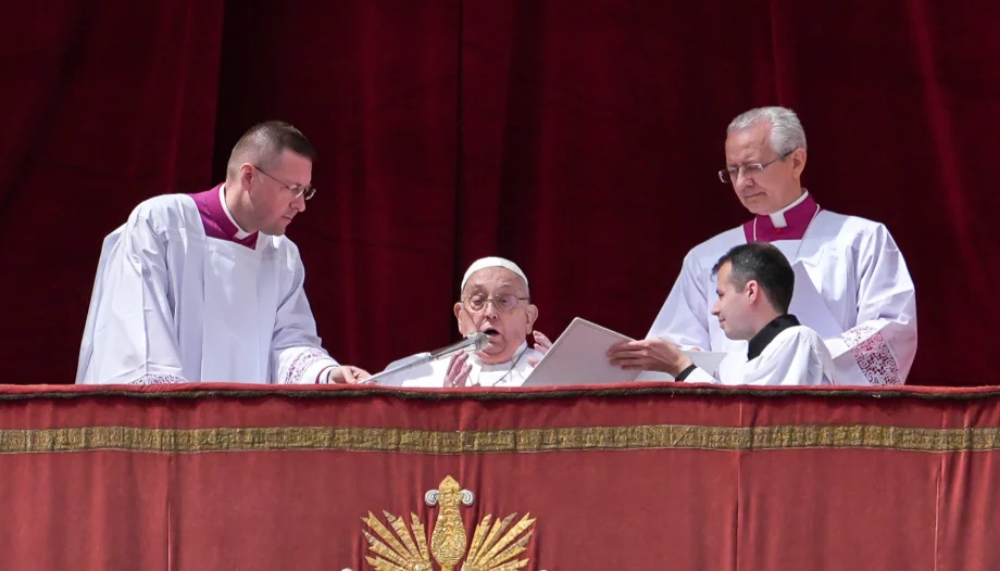El Papa Francisco da la bendición Urbi et Orbi y recorre la plaza en papamóvil