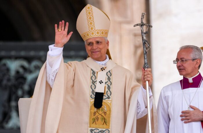 Leão XIV recebe o pálio arquiepiscopal e o anel de pescador