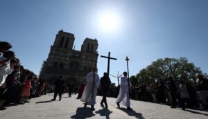 Procession à Notre-Dame, Paris.