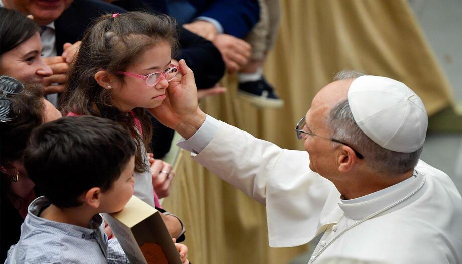 Le pape salue un enfant Rome, audience.