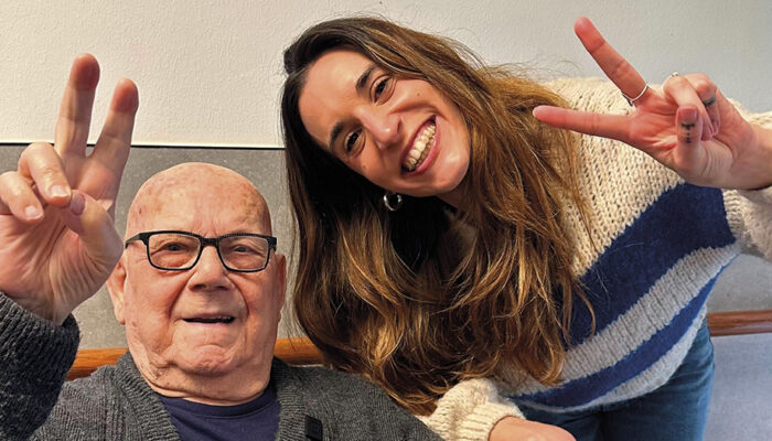 Adopta un Abuelo, conectar a miembros de distintas generaciones
