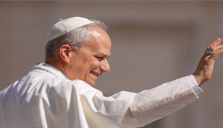 Le pape Léon XIV salue les fidèles le 4 juin 2025.