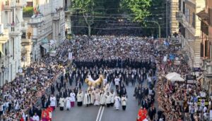 Papa en procesión en Roma en el Corpus Christi de 2025