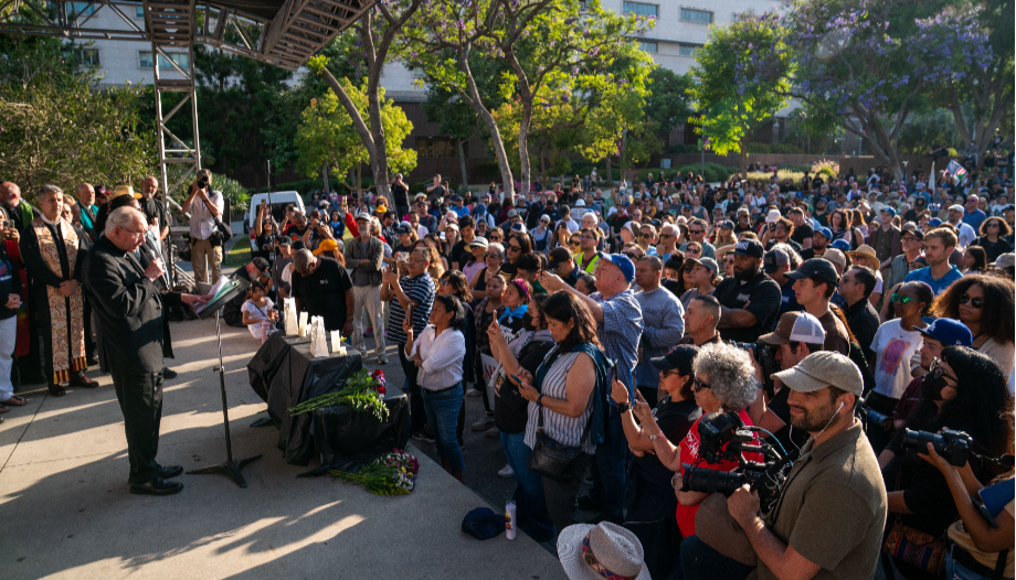 L'arcivescovo di Los Angeles guida la veglia di preghiera in risposta ai raid contro l'immigrazione