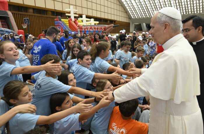 León XIV saluda a los niños que participan en el campamento del Vaticano