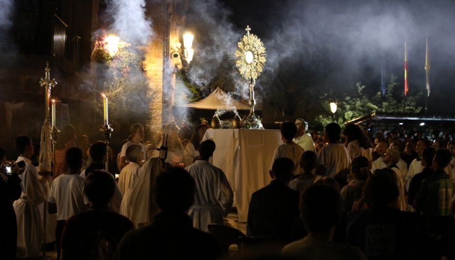 JMJ 2025. Adoration du Saint-Sacrement à Covadonga.