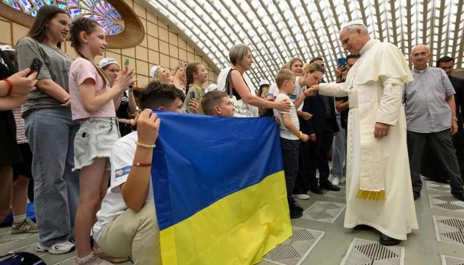 Papa Leone XIV con i bambini ucraini in Vaticano.