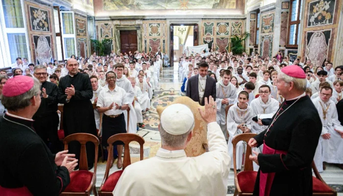 Pope not afraid to raise priestly vocation to children and adolescents