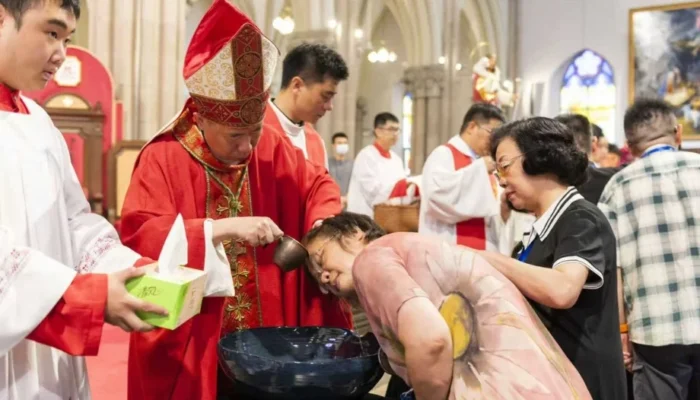 60 adultos bautizados en Shanghái en la fiesta de la Santa Cruz