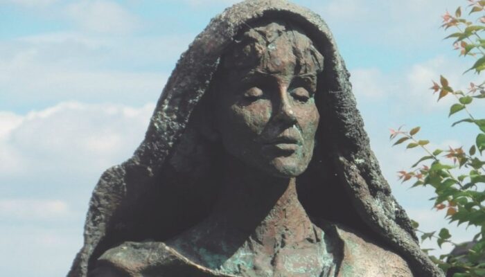 Santos Roberto Belarmino e Hildegarda de Bingen, y estigmas de san Francisco