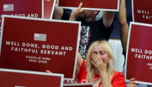 Una donna piange per Charlie Kirk.