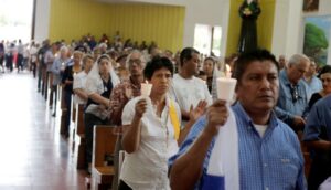 Persone in preghiera nella cattedrale di Managua (Nicaragua).