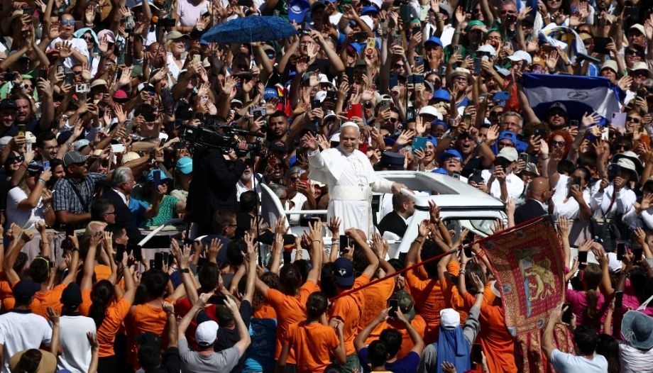 Papa León XIV, en el papamóvil, saluda a los pererginos, el 7 de septiembfre de 2025.