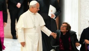 Papa León XIV saluda a peregrinos en una Audiencia reciente.