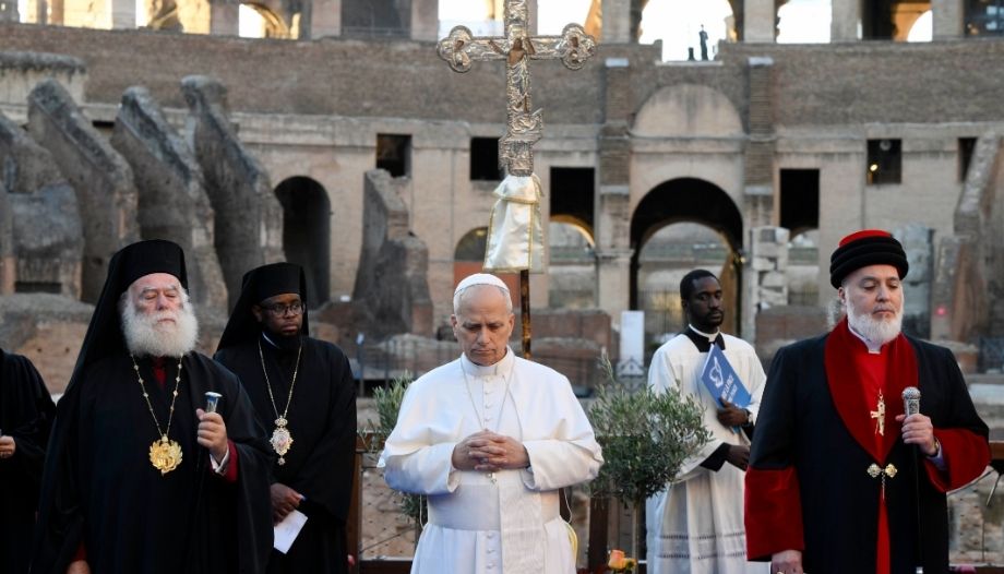 Il Papa prega al Colosseo il 28 ottobre 2025.