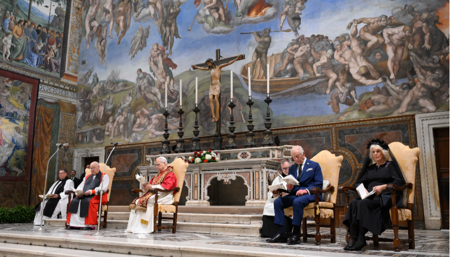 Il Papa e Carlo III condividono una storica preghiera nella Cappella Sistina