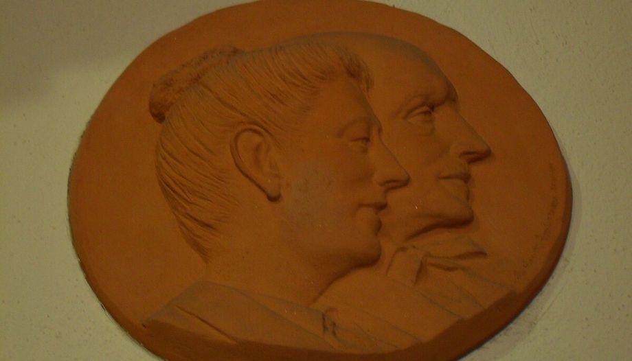 Bassorilievo dei coniugi Luis Beltrame e Maria Corsini.