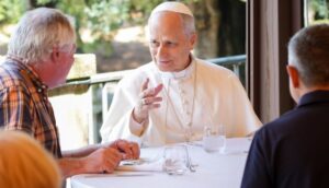 Il Papa con gli ospiti della Caritas nell'agosto 2025.