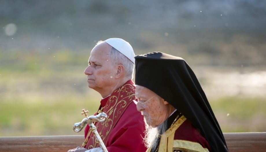 Papa León y Patriarca Bartolomé. en Iznik (Turquía).