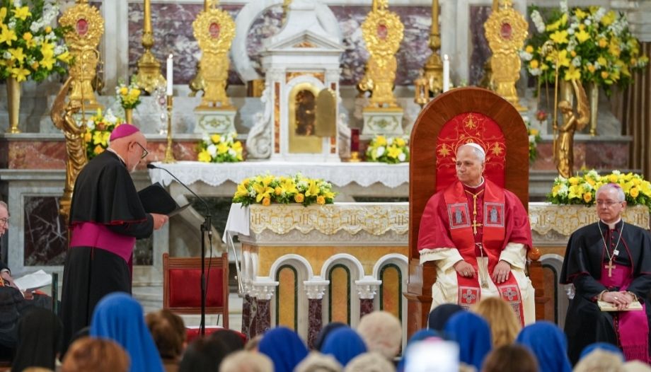 Pope Leo XIV with Catholic leaders in Istanbul.