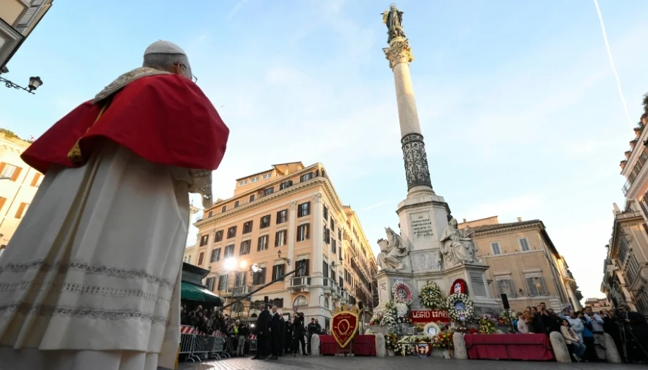 The Pope prays that Mary will fill believers with hope and open up oases of peace.