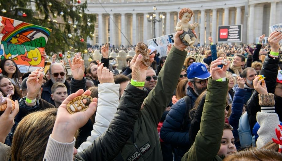 Niños con figuras del Niño Jesús en Roma.