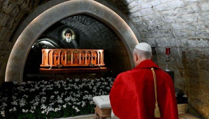 Los libaneses vitorean al Papa en su visita a la tumba de san Chárbel