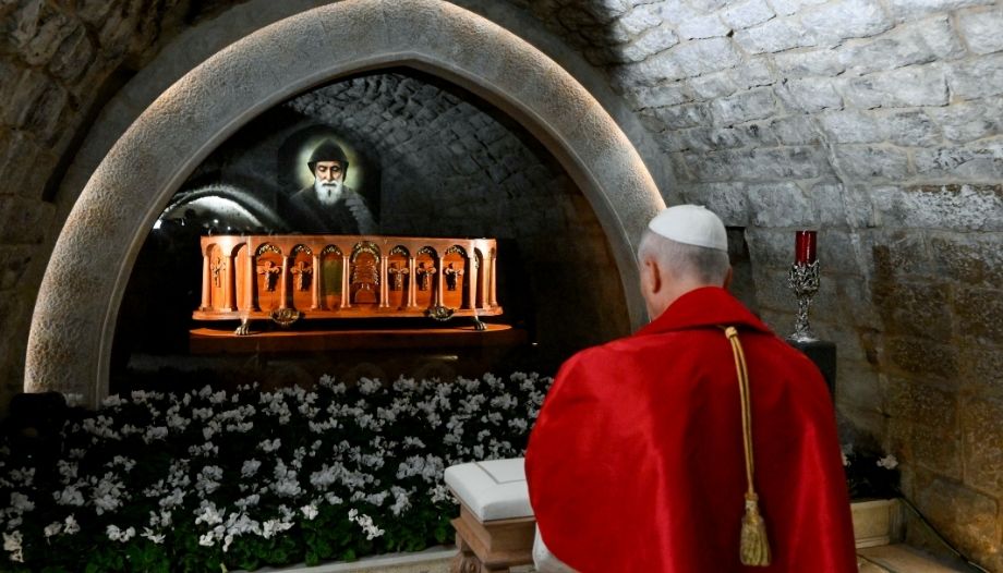 Il Papa prega davanti alla tomba di San Charbel.