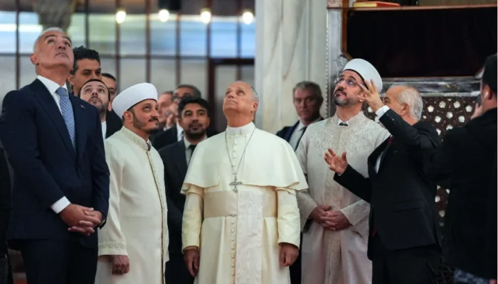 Leone XIV chiarisce il suo gesto nella Moschea Blu: "Preferisco pregare in una chiesa cattolica alla presenza del Santissimo"."