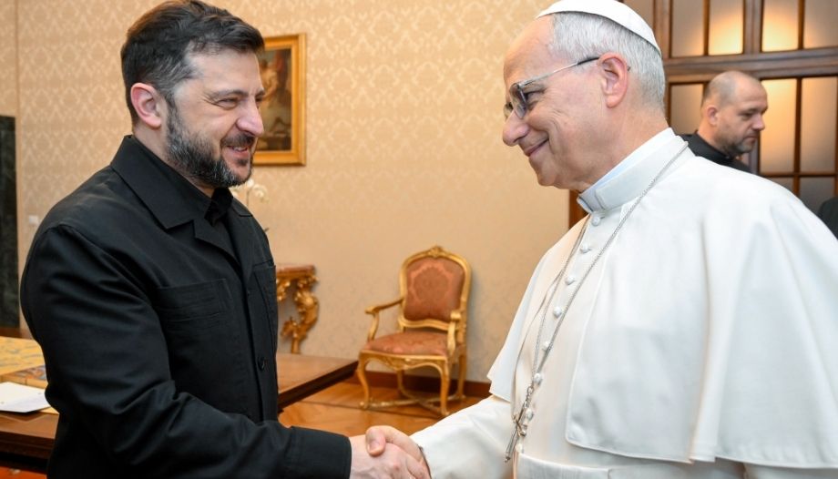 Presidente ucraniano Zelensky saluda al Papa León XIV.