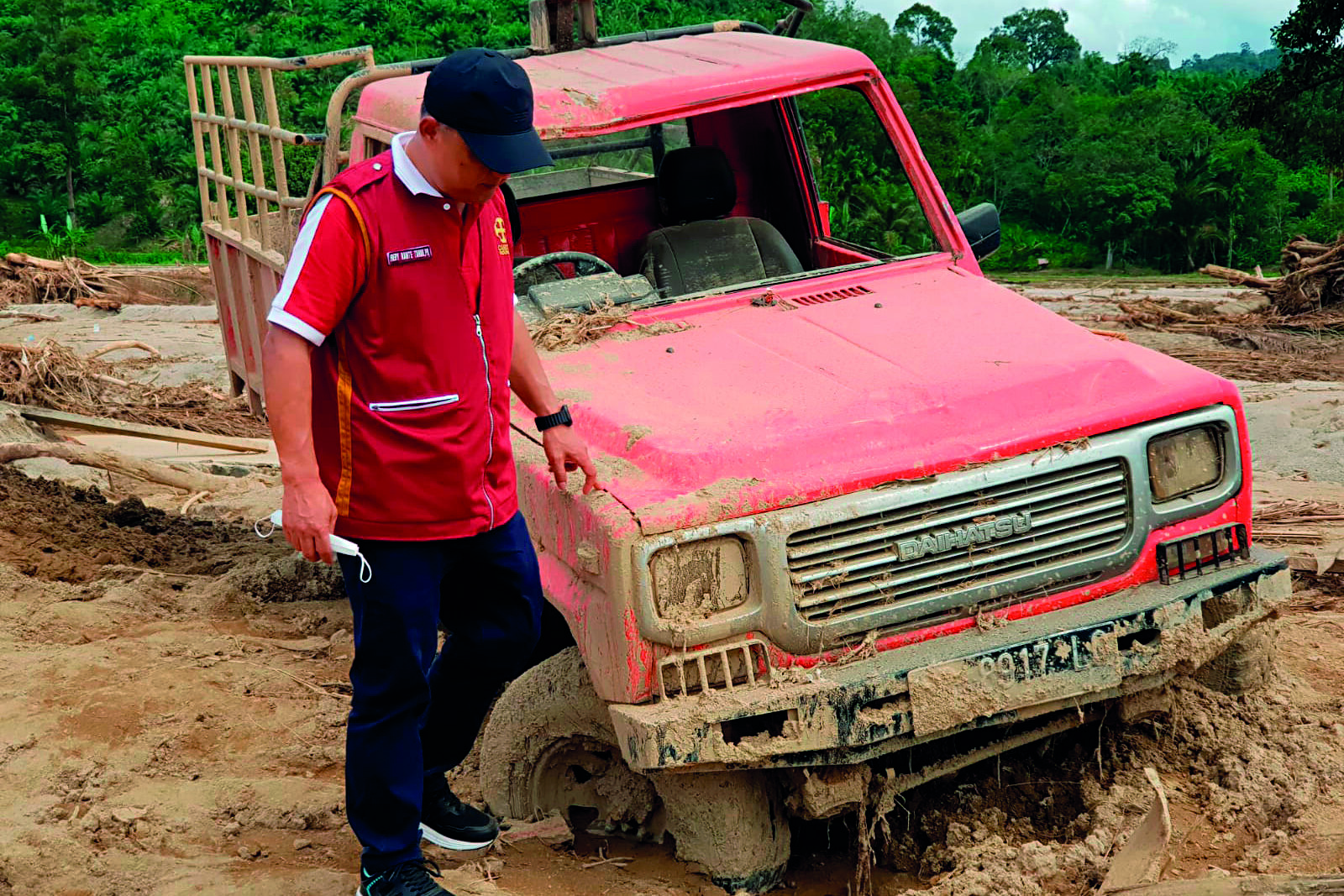 Visita del padre Fredy Rante Taruk a los afectados por el ciclón.