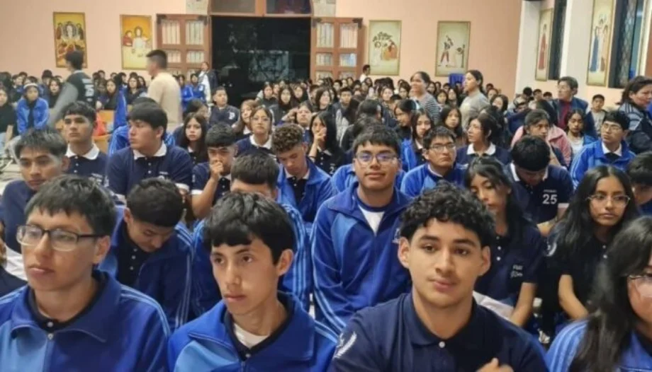 Young people from a school in Coprodeli (Peru).