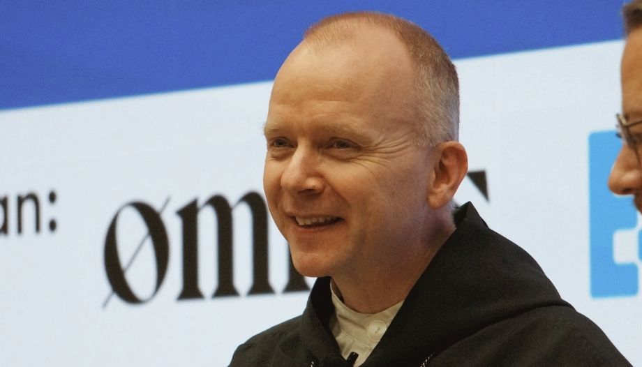 Monseñor Erik Varden en un Foro Omnes.
