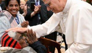 Il papà saluta una donna anziana.