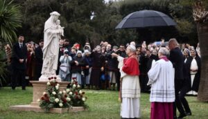 Pope statue Santo Rosa de Loma, January 2026.
