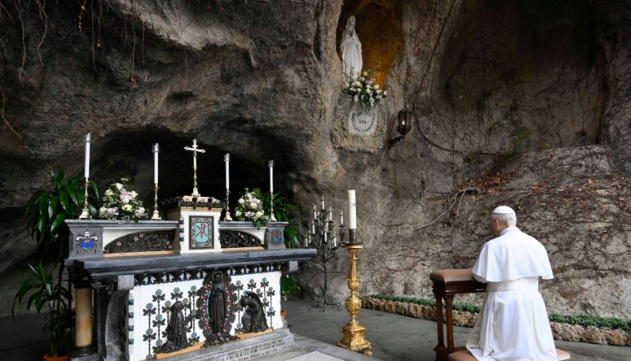 El Papa en la Gruta de Lourdes de Jardines Varticanos.