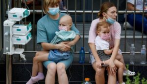 Donne con bambini in un ospedale di Kiev dopo gli attacchi missilistici russi nel 2024.