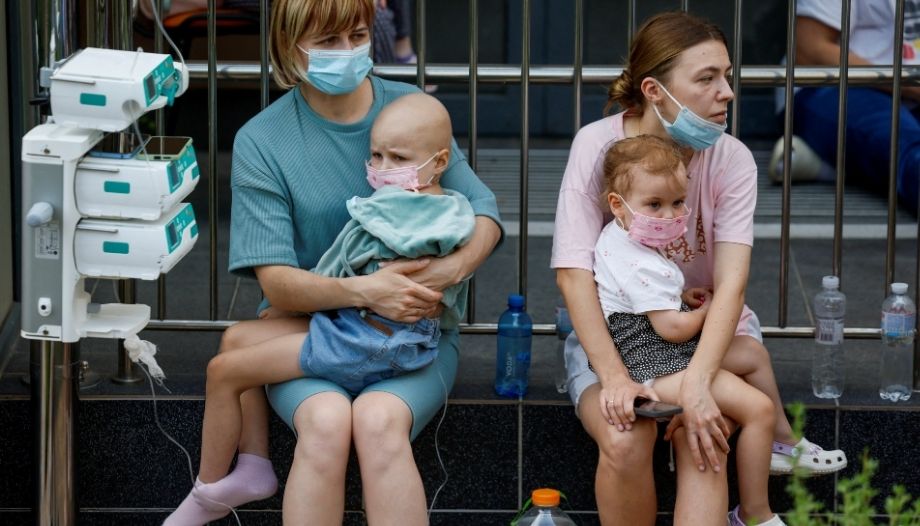 Mujeres con niños en en un Hospital de Kiev, tras ataques de msisiles rusos en 2024.