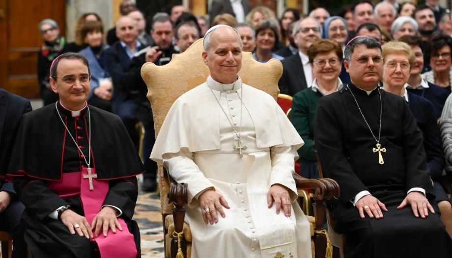 Il Papa con la Cattedra dell'Accoglienza riflette su San Giuseppe.