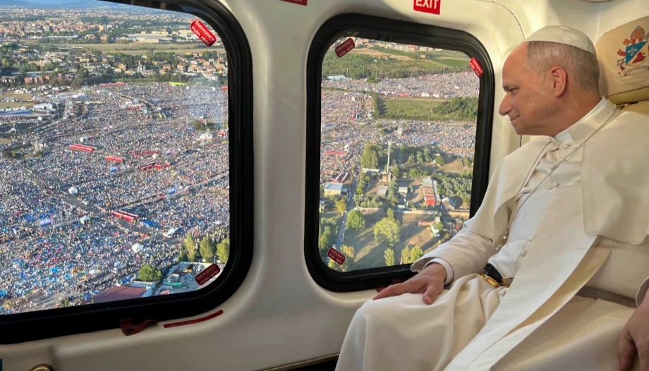 El Papa sobrevuela Tor Vergata en verano de 2025.