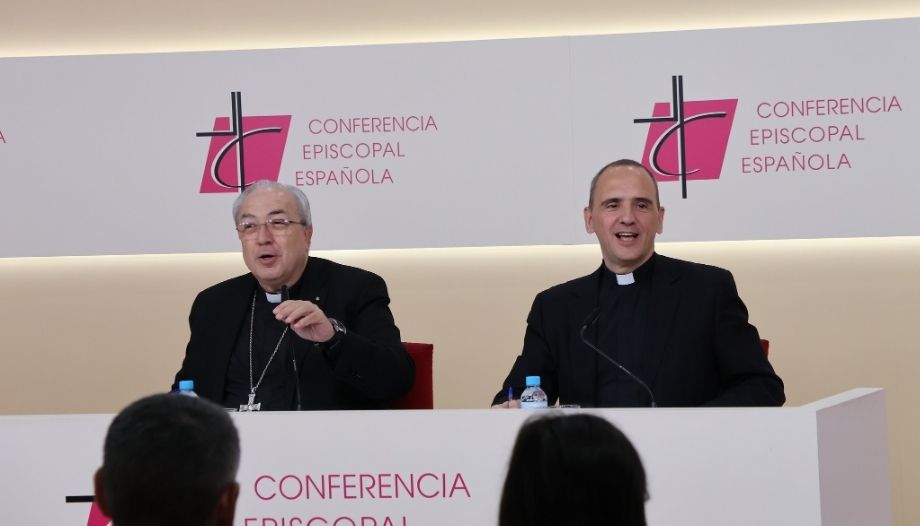 Il vescovo García Magán e il direttore della CEE, Josetxo Vera.