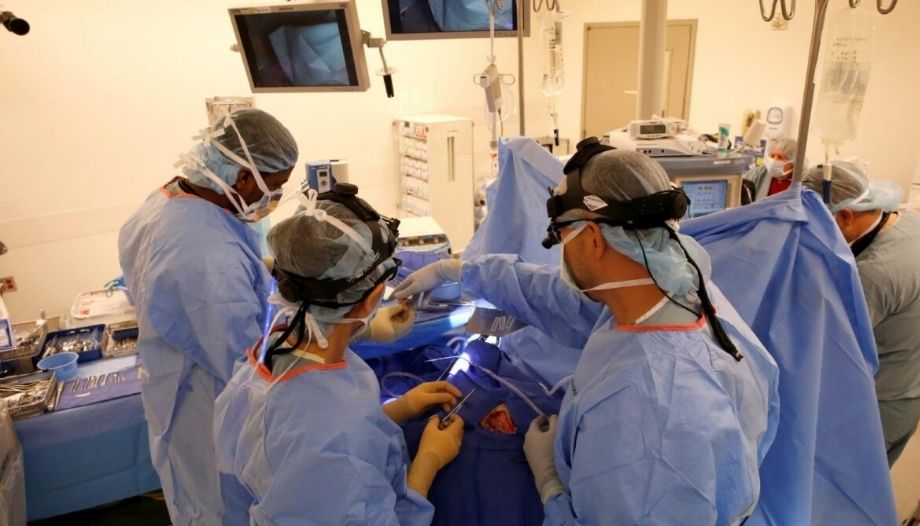 Medicos en una intervención de neurocirugía.