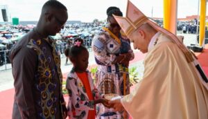 Papa in Angola, a Saurimo, con una famiglia.