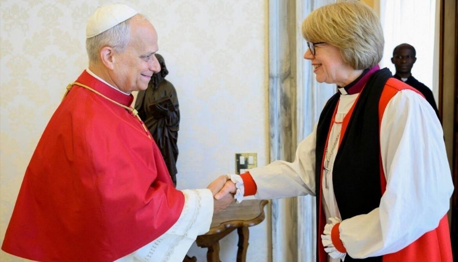 Papa León XIV con la arzobispa anglicana Sarah Mullally.