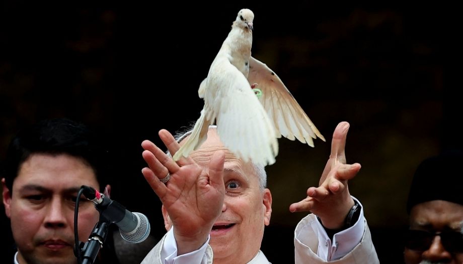 El Papa suelta una paloma de la paz en Camerún.