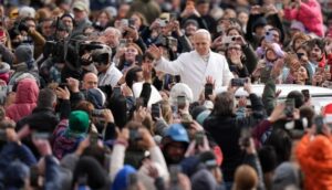 El Papa saluda a los peregrinos en la Plaza de San Pedro el Miércoles Santo.
