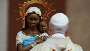 Il Papa prega la Madonna in Guinea Equatoriale.