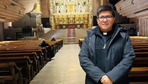 Freddy, sacerdote ecuadoriano.
