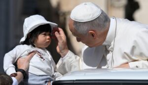 Il papà saluta un bambino.