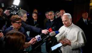 Il Papa a Castelgandolfo parla con i giornalisti.